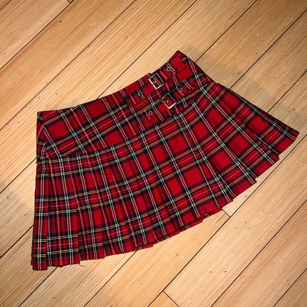 Plaid & pleated mini skirt 🤭
